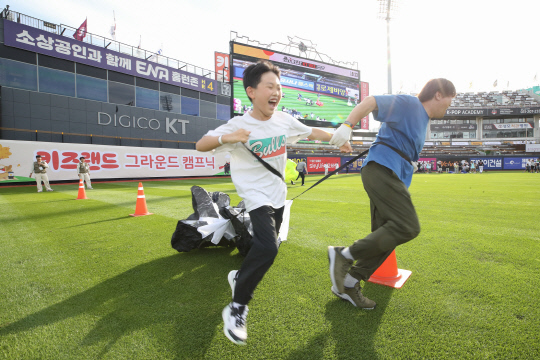 KT가 수원 KT위즈파크에서 자녀를 동반한 고객을 초청해 '키즈랜드 KT 위즈 그라운드 캠프닉'을 진행했다. 캠프닉에 참가한 KT 고객들이 프로그램을 즐기고 있다. KT 제공